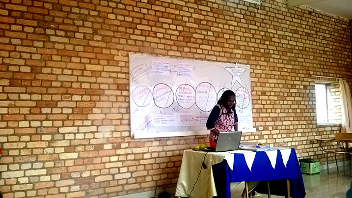 Abitabiriye basobanuriwe ko umugore uba wagize uruhare mu gushaka umusaruro agomba no kuwugiraho uruhare igihe wabonetse.