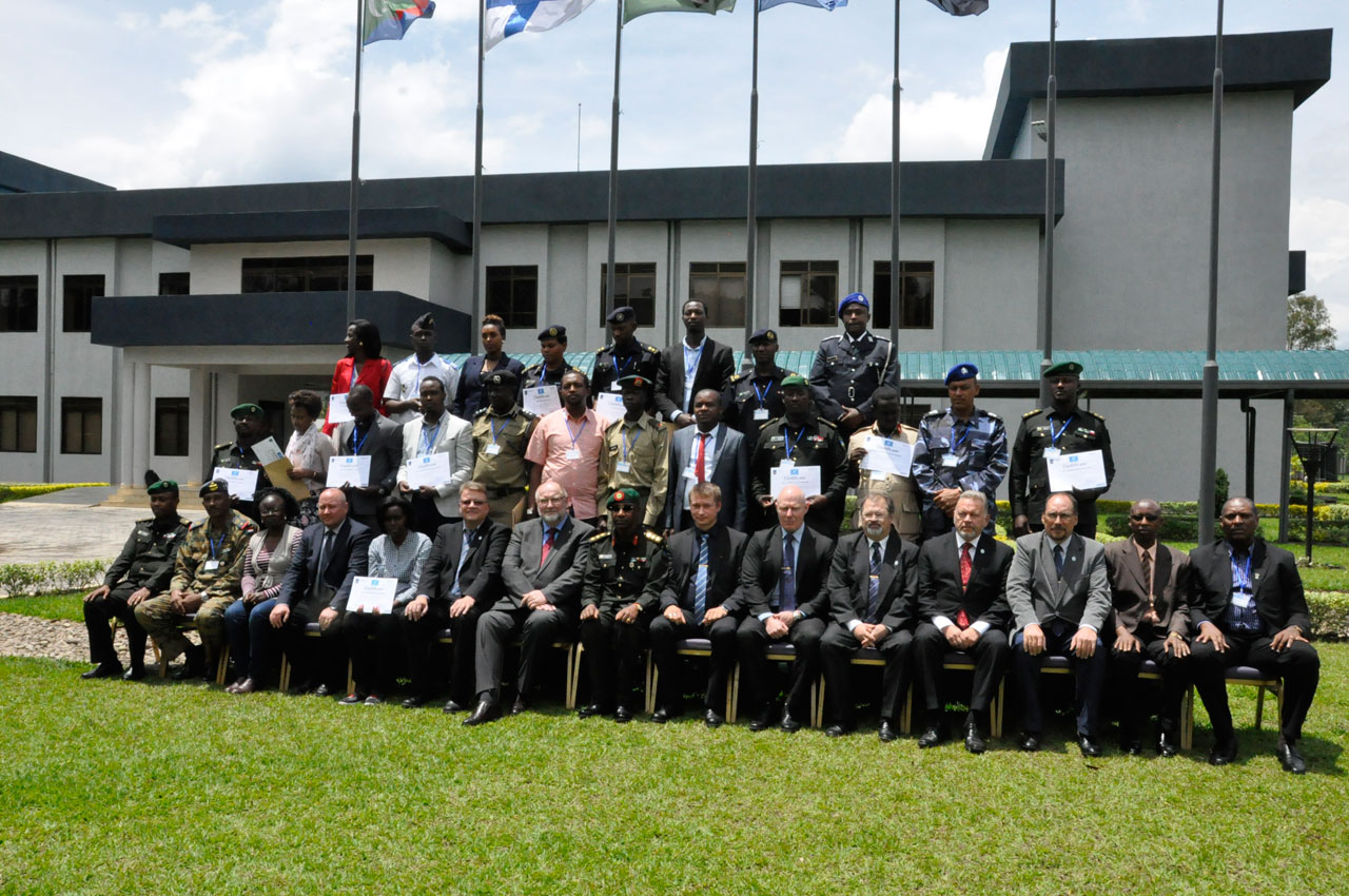 Abitabiriye amahugurwa bafata ifoto y'urwibutso