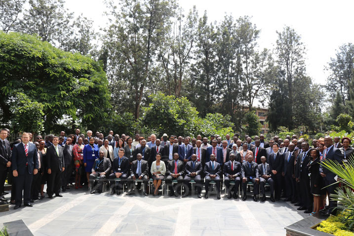 Abitabiriye inama bafashe ifoto y'urwibutso