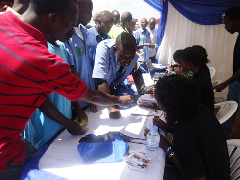 Abantu bitabiriye kwaka amakarita ya VISA ari benshi.