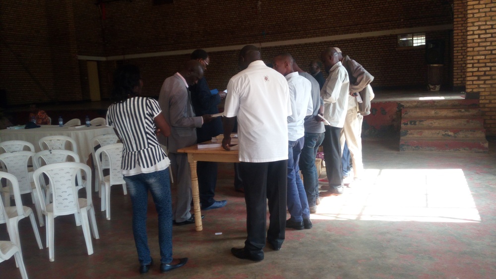 Abitabiriye ibiganiro bya Edition Izuba barebye bimwe mu bitabo yanditse