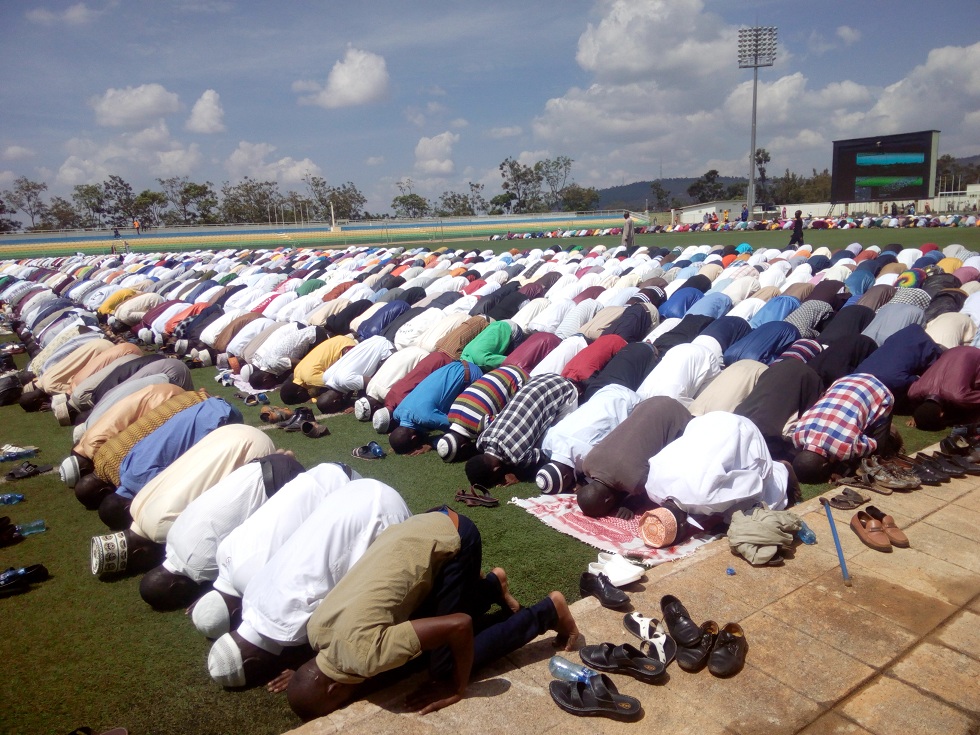 Abitabiriye icyo gikorwa bose bafashe n'umwanya wo gusenga