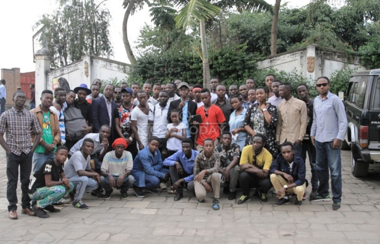 Abitabiriye irushanwa n'abakemurampaka bifotoza 