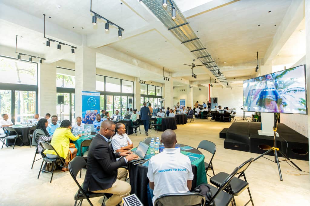 Abitabiriye itangwa ry'ibihembo mu irushanwa iAccelerate icyiciro cya gatandatu banyunzwe n'imishinga yahembwe