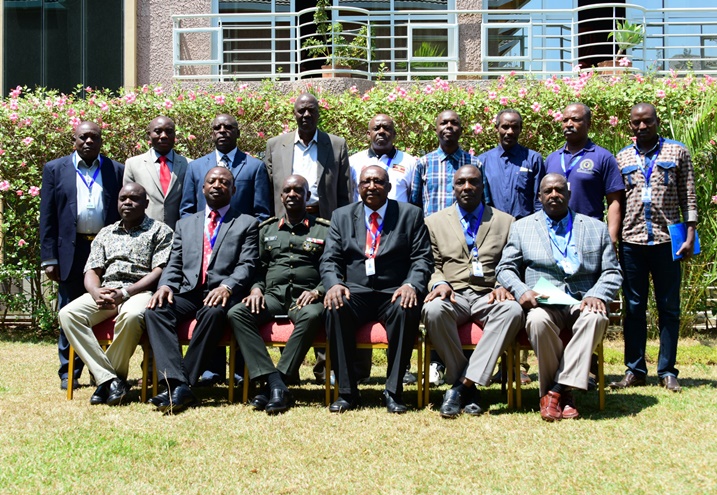 Abitabiriye umuhango bafashe ifoto y'urwibutso.