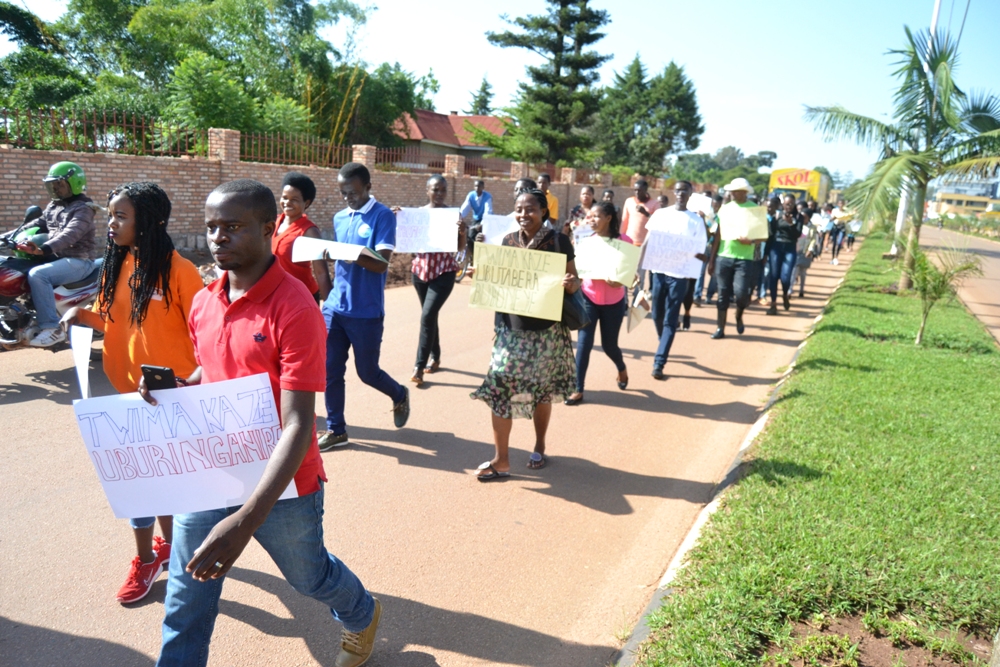 Abitabiriye urugendo bari bafite impapuro zanditseho ubutumwa bufitanye isano n'ivugururamibereho