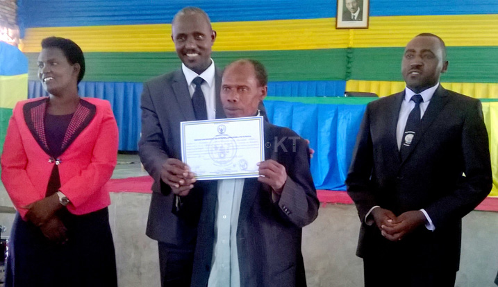 Abize gusoma, kwandika no kubara bahabwa impamyabumenyi