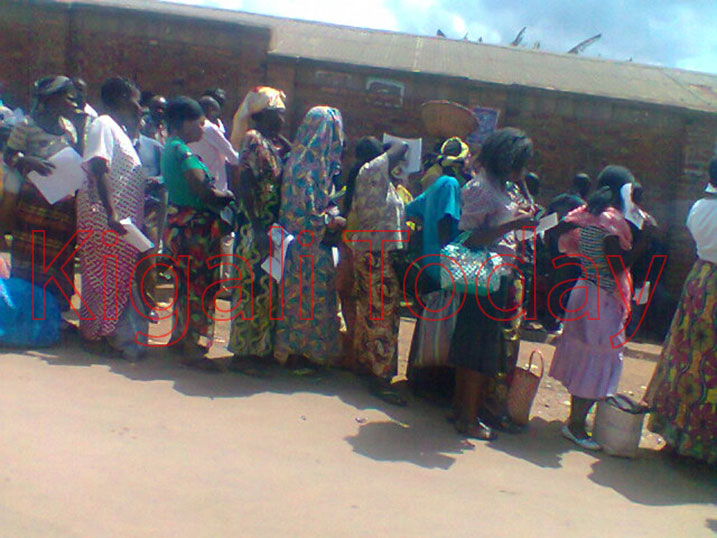 Aba ni Abanyarwanda bifuza kujya muri RDC babuze bategereje guhabwa serivisi.