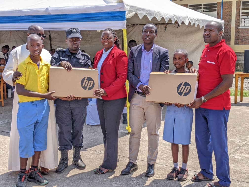 Abo bana bombi bashyikirijwe ibihembo bigizwe na mudasobwa n'ibindi nyo kubafasha mu myigire