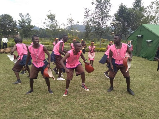 Abo muri Uganda bagaragaje umuco wabo babinyujije mu mbyino