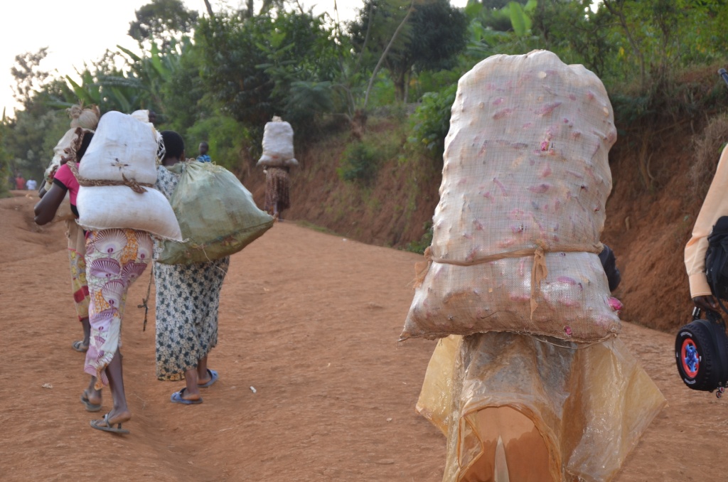 Abacuruzi b'i Rusizi bavuga ko Abakongomani babagurira byinshi kandi ku giciro cyiza