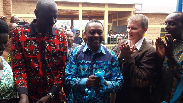 Gashumba Gahiga wambaye umutuku avuga ko batanze amata ku buntu bayamenyereza abana kugira ngo ubutaha bazabone isoko