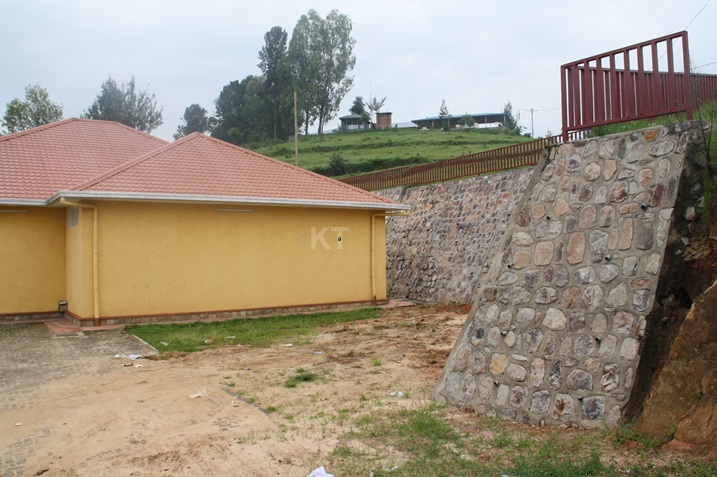 Abubatse uru rukuta kuri farumasi y'akarere nabo barambuwe.