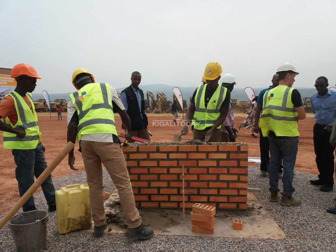 Abubatsi bari gutunganya aho Perezida watowe Paul Kagame ari bushyire ibuye ry'ifatizo.