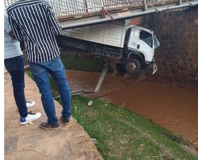 Imodoka yahagamye hejuru y