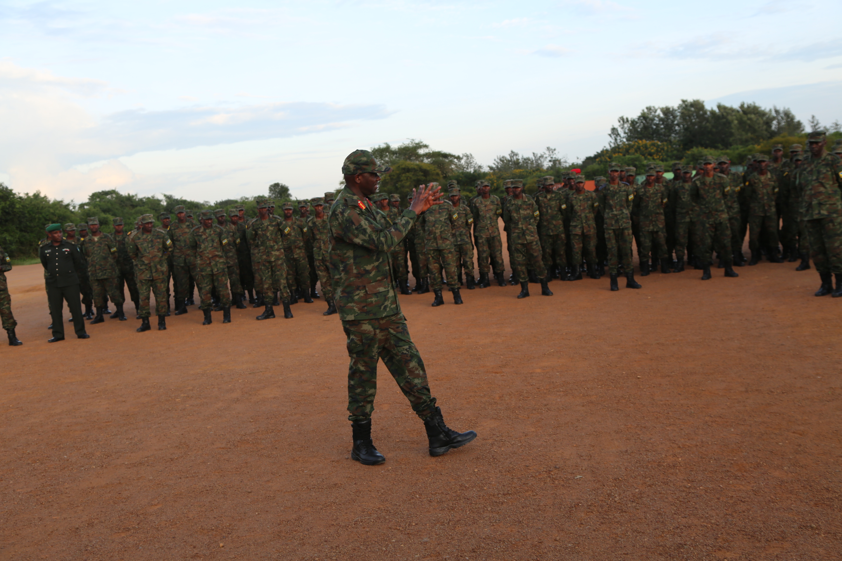 Lt Gen Jacques Musemakweli ahanura ingabo zigiye mu butumwa