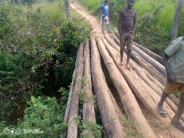 Ibiraro byubatswe cyera mu buryo butakijyanye n'igihe nibyo biri muri uyu muhanda, abahagenda bagorwa no kugeza umusaruro ku masoko