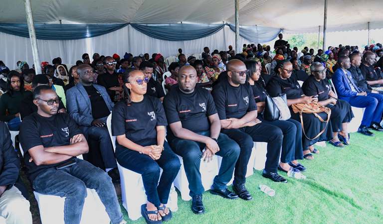 Abakozi ba Action Aid bifatanyije n'abarokotse Jenoside bo ku Rwesero mu kwibuka Jenoside yakorewe Abatutsi mu1994