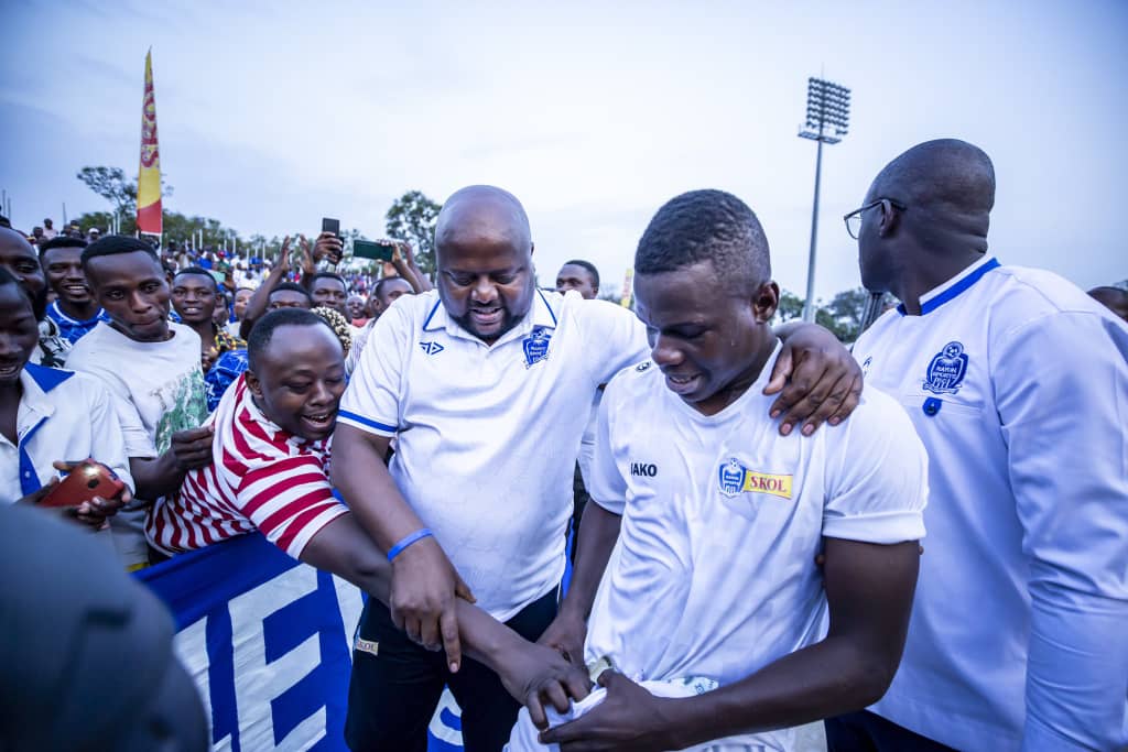 Adama Bagayogo w'imyaka 20 y'amavuko usanzwe mu ikipe y'abato ya Rayon Sports yashimishije abafana bamuha amafaranga nyuma y'umukino