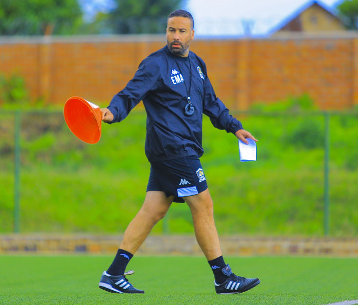 Adil Mohamed, umutoza wa APR FC akoresha imyitozo ya mbere