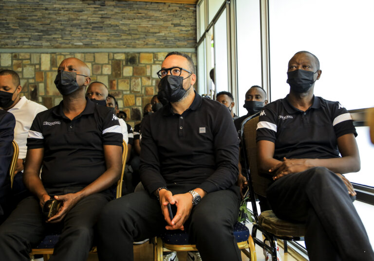 Umutoza mukuru wa APR FC Adil Mohamed (uri hagati) na we yajyanye n'ikipe