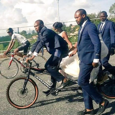 Adrien Niyonshuti yakoze agashya atwara umugore we Umutesi Elysee ku igare