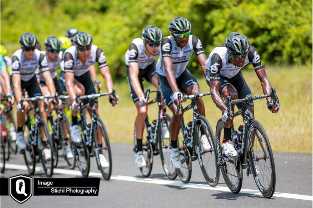 Niyonshuti Adrien (imbere) niwe munyarwanda umaze kwitabira amarushanwa akomeye ku isi arimo na Criterium du Dauphine 