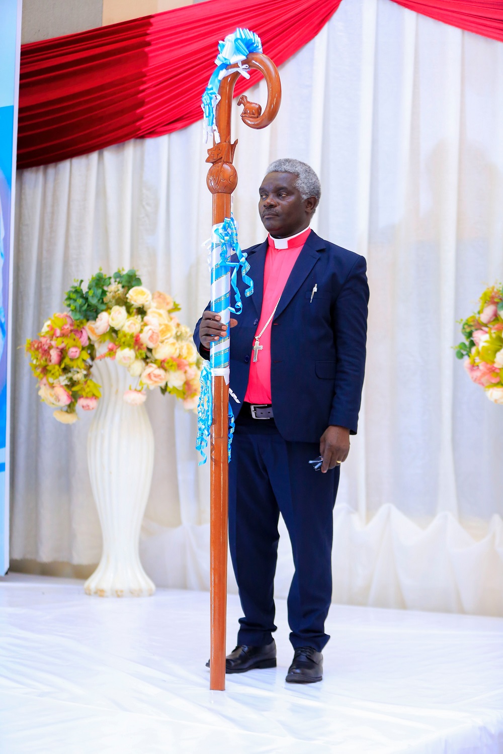 Umuvugizi Mukuru wa AEBR, Bishop Ndayambaje Elisaphane, yashyikirijwe inkoni nk'ikimenyetso cy'ubutware