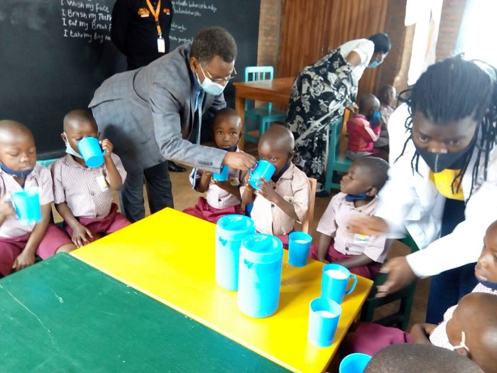 Umuyobozi wa AEE aha abana amata