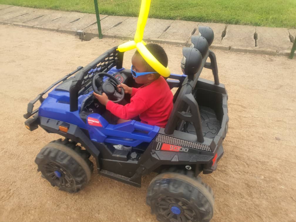 Abana bishimiye bimwe mu bikinisho biri muri iyi Expo