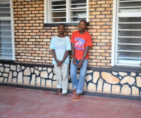 Nzeyimana na Biramahire bari mu maboko ya Polisi bazira ibiyobyabwenge. (Photo: RNP)