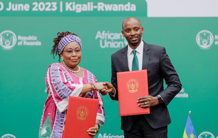 Abayobozi ku mpande zombi nyuma yo gusinya ayo masezerano