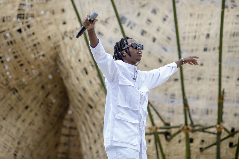 Umuhanzi Afrique uri mu bakunzwe muri iyi minsi na we yari ahari