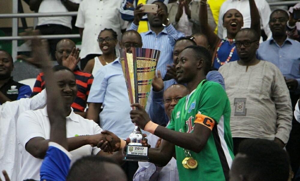 Min Uwacu Julienne ashyikiriza Rayons Sport igikombe kitiriwe Agaciro nyuma ya Tombora