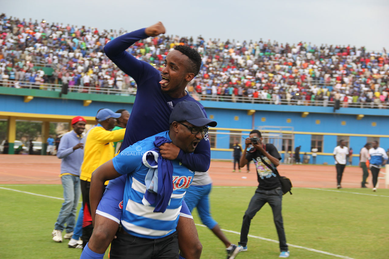 Yannick Mukunzi yari yishimye bidasanzwe nyuma yo gutsinda ikipe yamureze