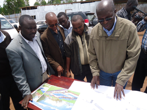 Minisitiri Murekezi yerekwa igishushanyo mbonera cy'iyo nzu.