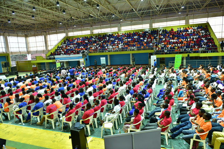 Hari urubyiruko rwinshi.