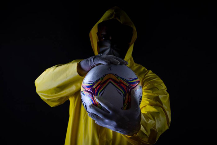 Ahatandukanye ku isi bashobora kuzasubukura shampiyona bakinana udupfakamunwa 