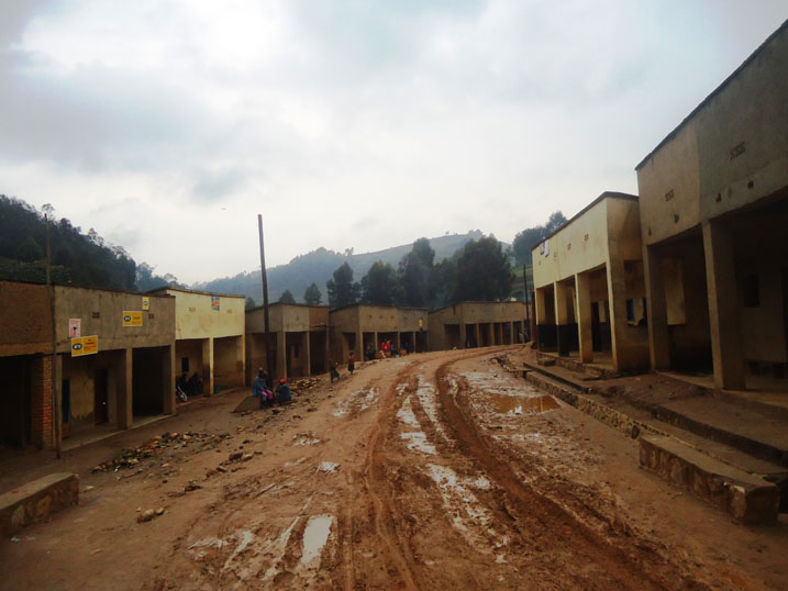 Agasanteri ka Rutsiro abaturage ngo ntibumva uburyo babona amapoto gusa nta mashanyarazi.