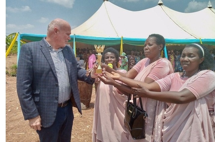 Ababyeyi bahagarariye amakoperative aboha uduseke baha Umunyamerika Mabuye igikombe