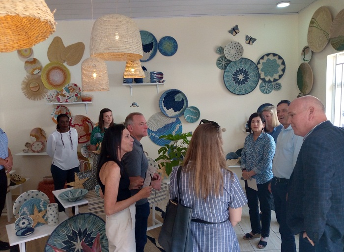 Mabuye yereka abashyitsi ibikoresho birimo uduseke bibohwa n'Abanyarwanda