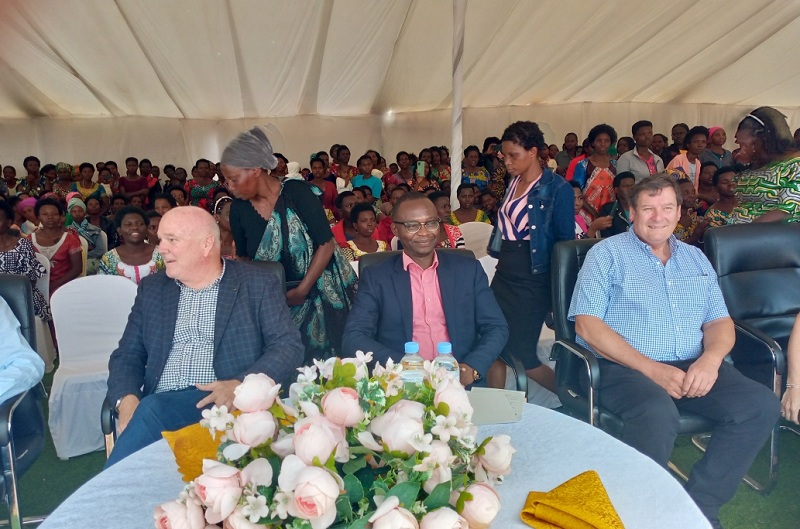 Umuyobozi w'Akarere ka Ruhango, Valens Habarurema ari kumwe n'abayobozi ba All Across Africa