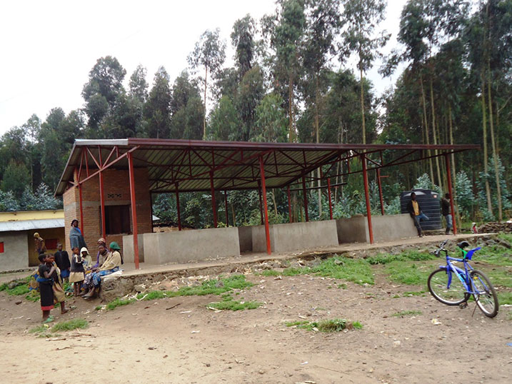 Abaturage bakoze kuri aka gasoko barasaba kwishyurwa amafaranga yabo basigawemo.