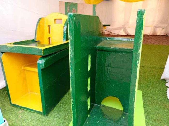 Agatebe gafasha umwana guhagarara (iburyo) hamwe n