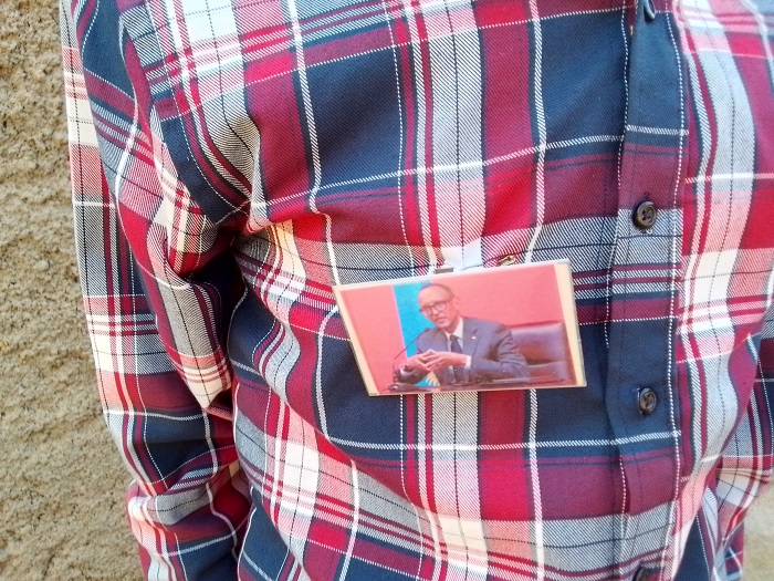 Umusaza Sezibera agendana ifoto ya Kagame ku ishati iruhande rw'umutima kubera urukundo amukunda