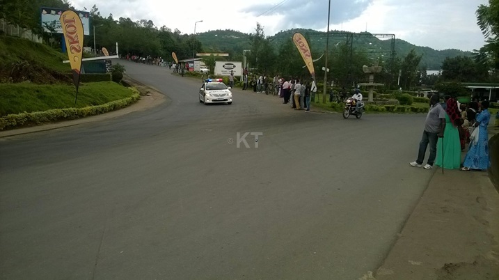 Polisi yari yakajije umutekano w'abagenzi n'uwabasiganwaga ku magare.