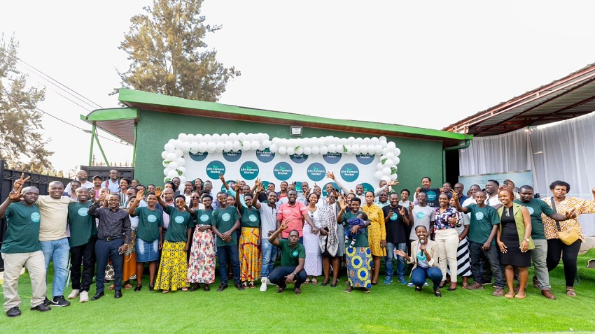 Abahinzi bakorana n'urwo rubyiruko bahamya ko bahungukira byinshi