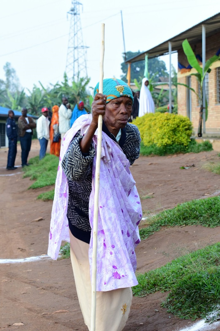 Ku nkoni ye yitahiye, uyu mukecuru ati "Akanjye ndakarangije!"