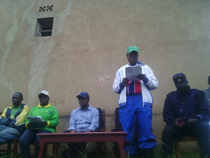 Minisitiri Biruta (wicaye hagati) mu biganiro kuri gahunda yo gutura mu Mudugudu yabaye nyuma y'umuganda.