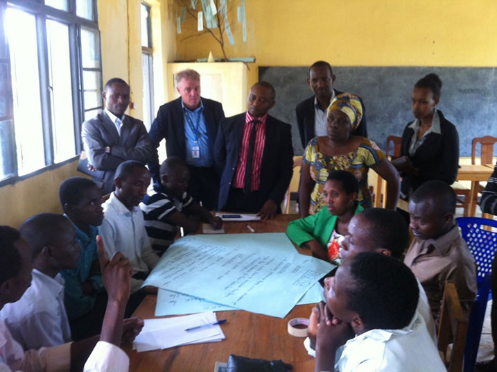 Aha abarimu barerekana uburyo babanza kunononsora isomo mu matsinda bakoresheje iPOD mbere yo kuryigisha.